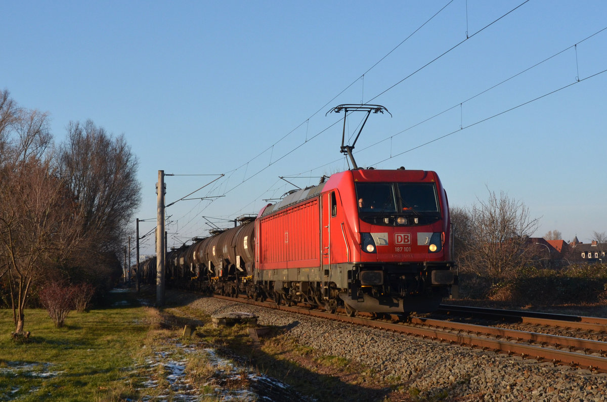 Mit einem Ganzzug Kesselwagen fuhr 187 101 am 10.01.21 durch Greppin Richtung Bitterfeld. 