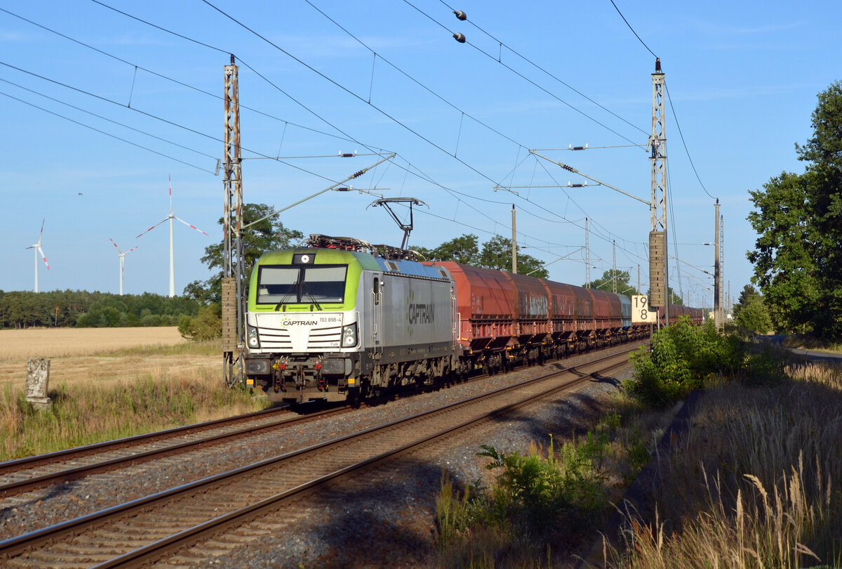 Mit einem Ganzzug rumänischer Kohlewagen rollt 193 898 der Captrain am Abend des 24.07.22 durch Wittenberg-Labetz Richtung Dessau.