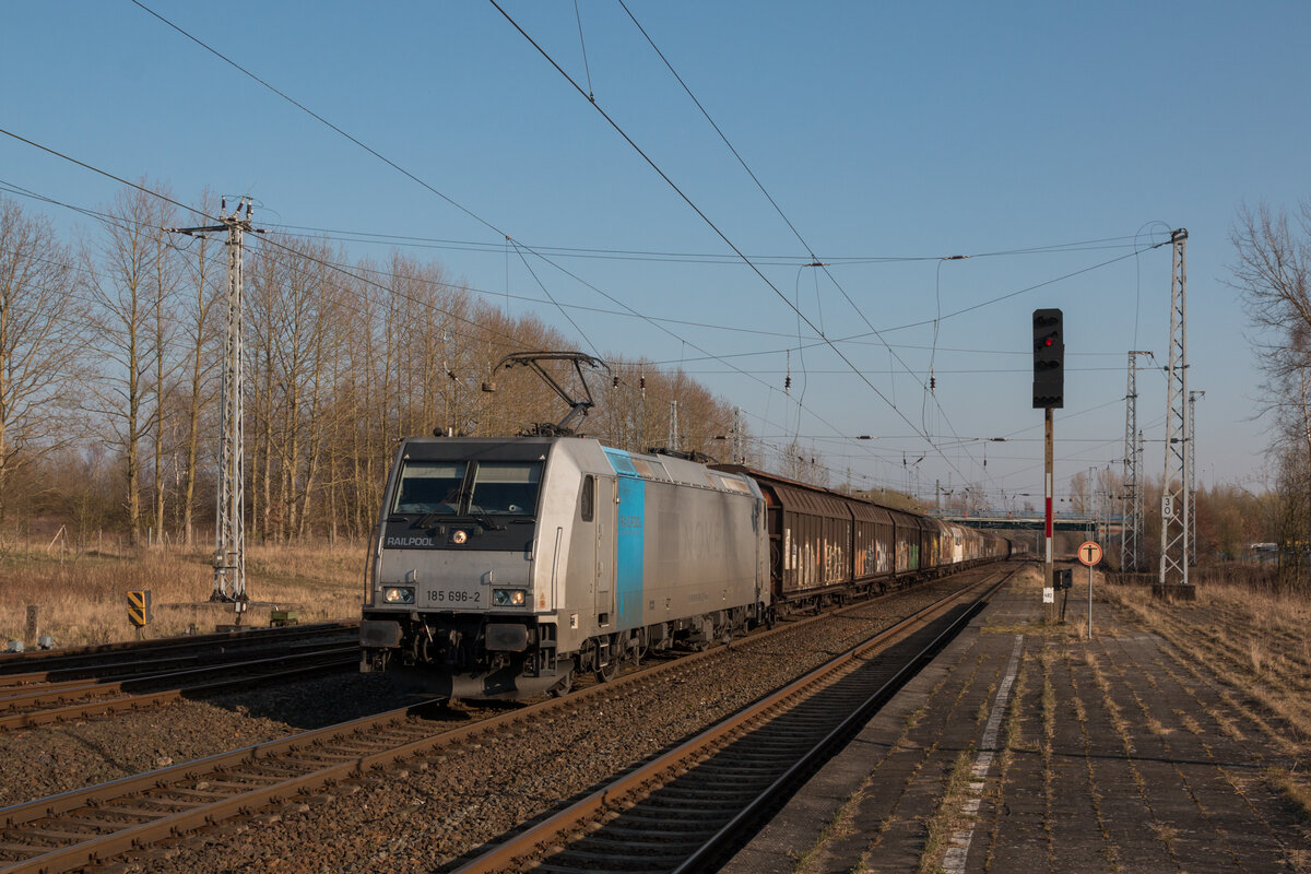 Mit einem Ganzzug Schiebewandwagen erreicht 185 696-2 Rostock-Seehafen. Fotografiert am 28.03.2020