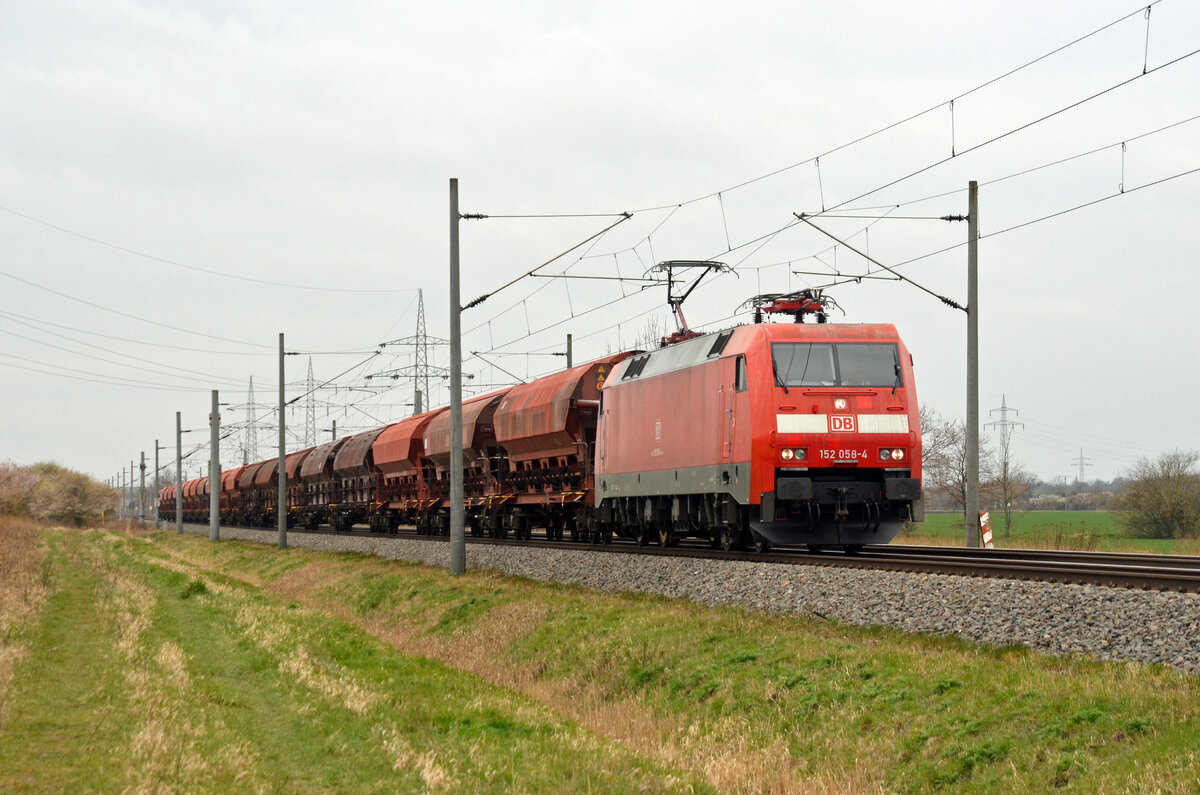 Mit einem Ganzzug Schwenkdachwagen rollt 152 058 am 06.04.22 durch Braschwitz Richtung Magdeburg.