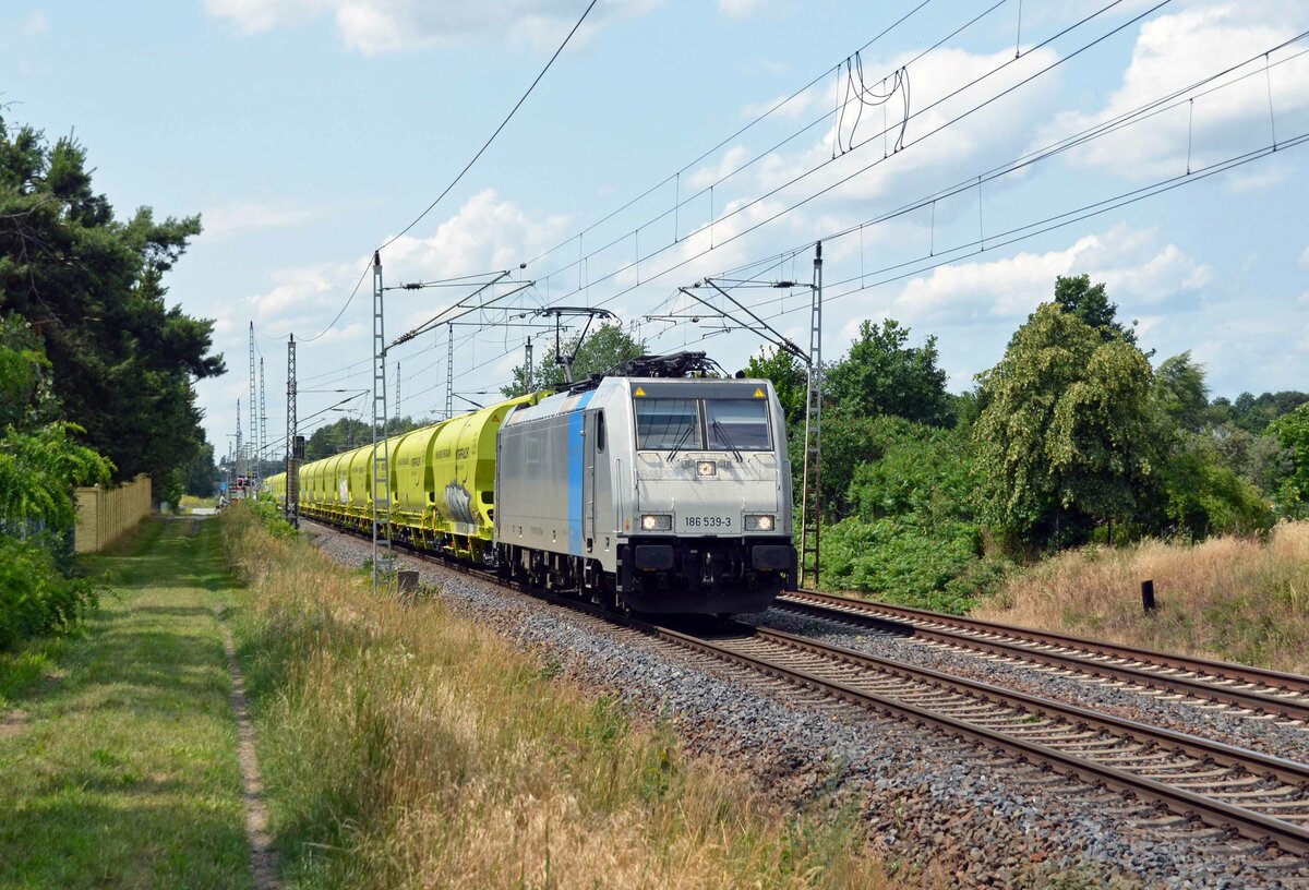 Mit einem Ganzzug tschechischer Interfracht-Silowagen rollt 186 539 der Railpool am 04.07.23 durch Wittenberg-Labetz Richtung Falkenberg(E).