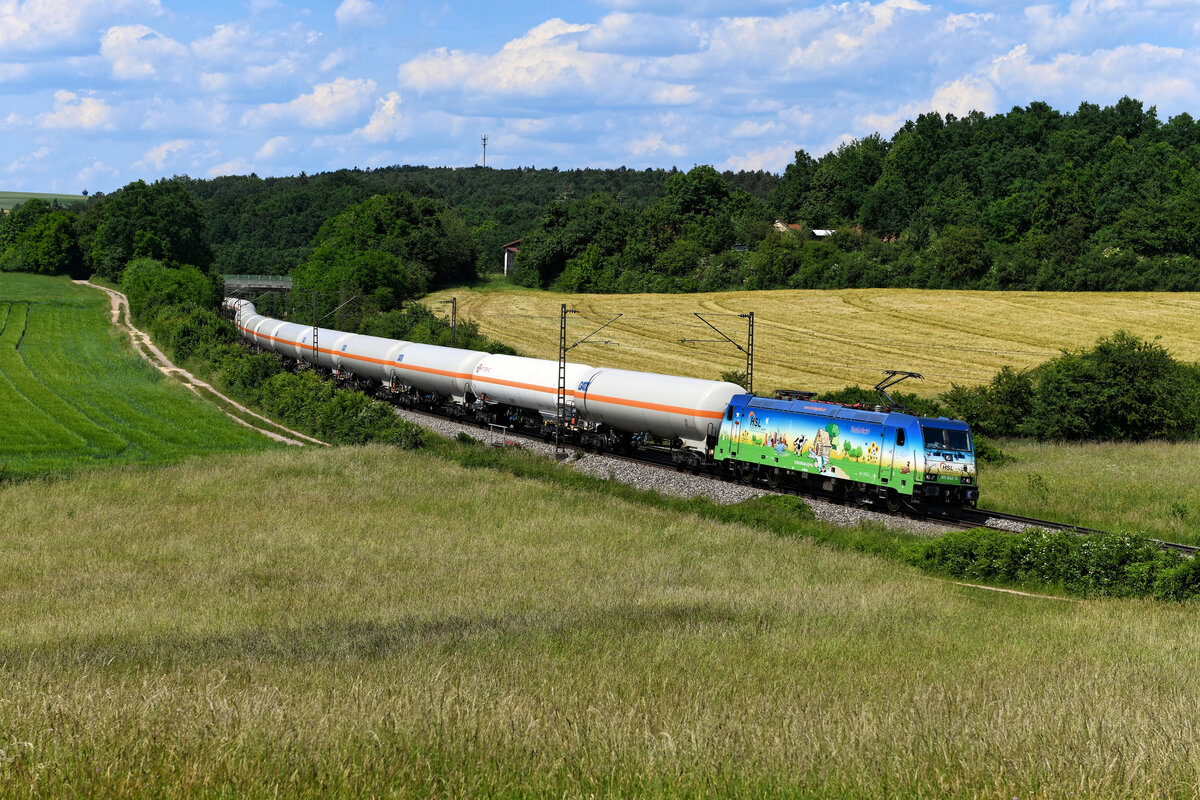 Mit einem Gaskesselwagenzug von Aachen West nach Ungarn war am 12. Juni 2022 die bunte 185 642 von HSL unterwegs. Am frühen Nachmittag konnte ich die fotogene Leistung bei Edlhausen in der Oberpfalz fotografieren.