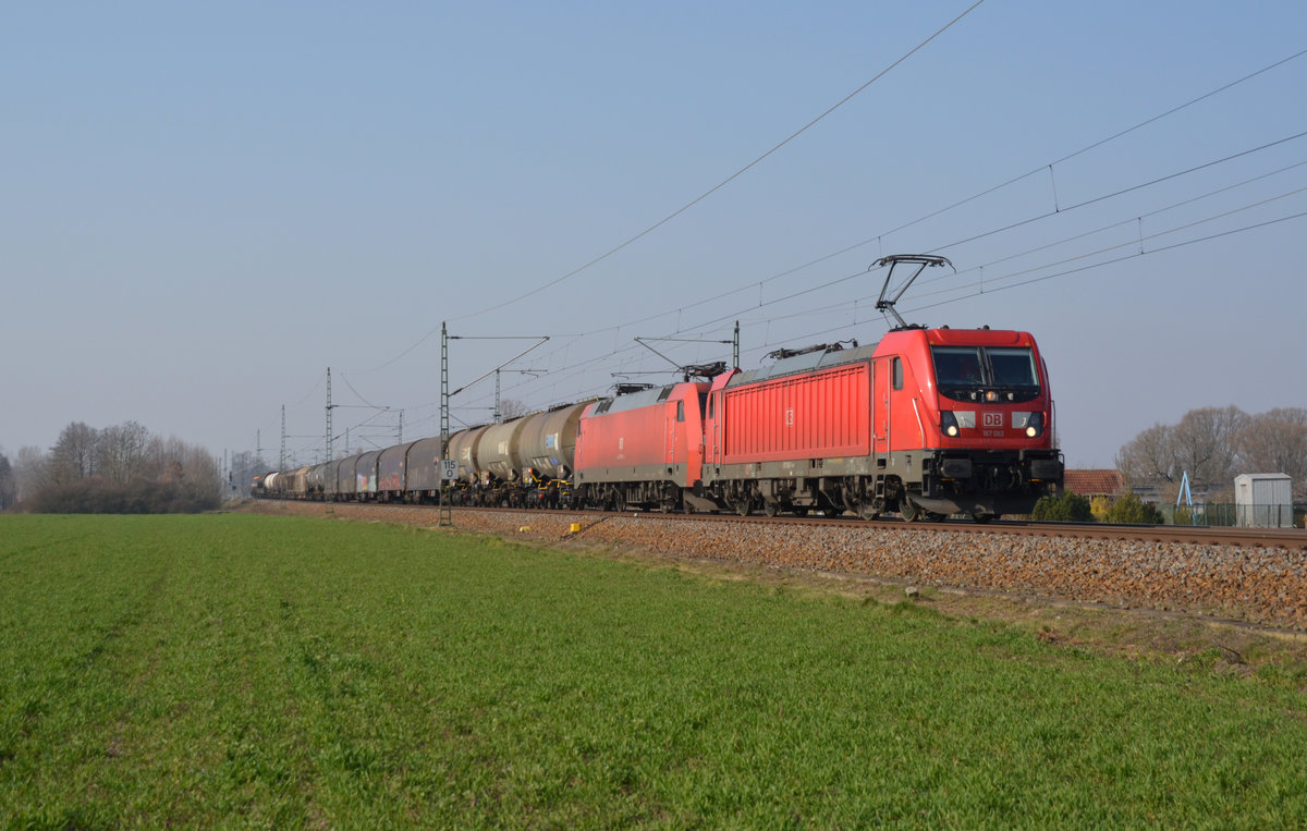 Mit einem gemischten Güterzug und 152 168 als Wagenlok rollte 187 083 am 28.03.20 durch Gräfenhainichen Richtung Wittenberg.