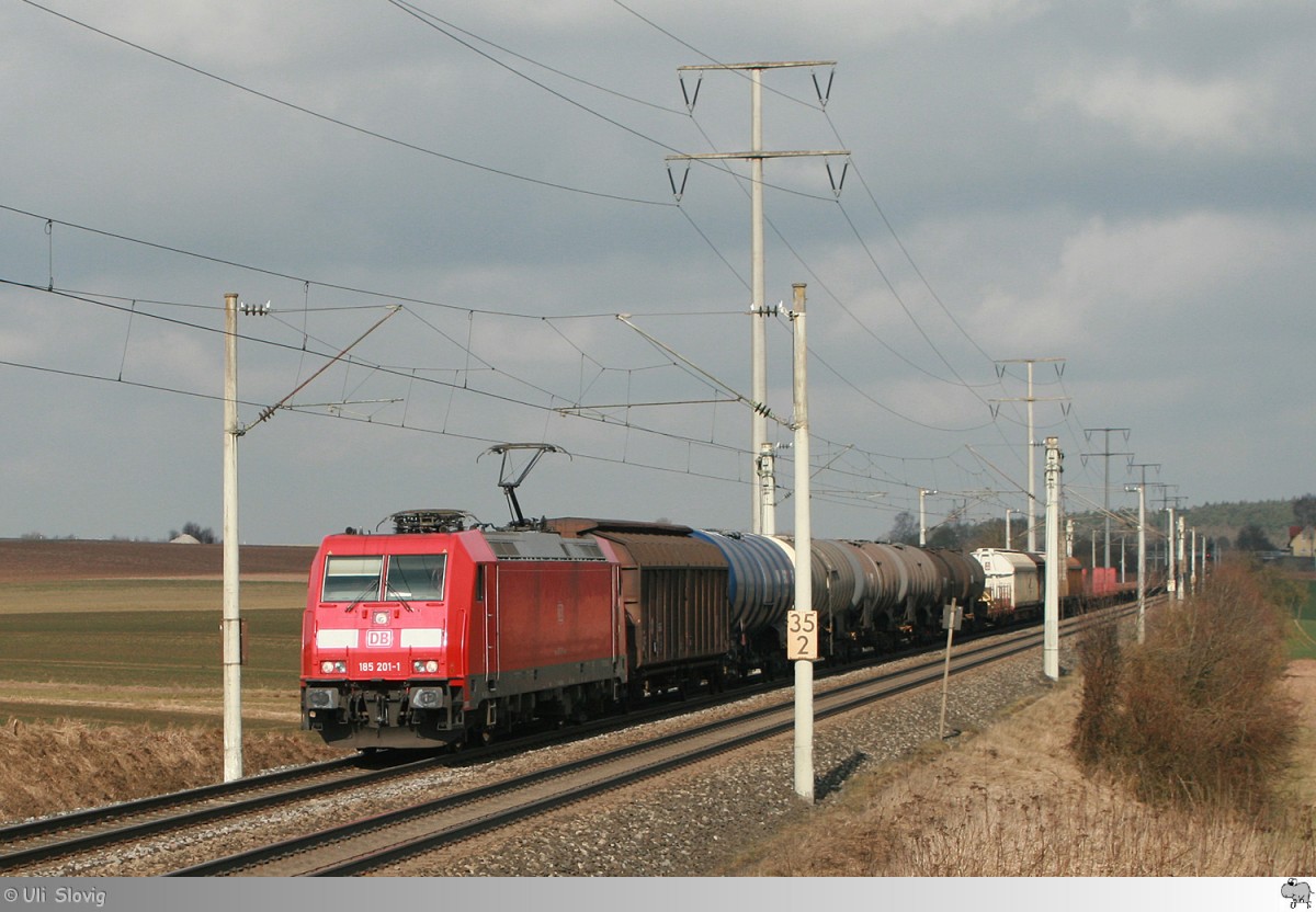 Mit einem gemischten Güterzug ist 185 201-1 am Morgen des 12. März 2015 auf der KBS 805 kurz vor Neustadt an der Aisch unterwegs.