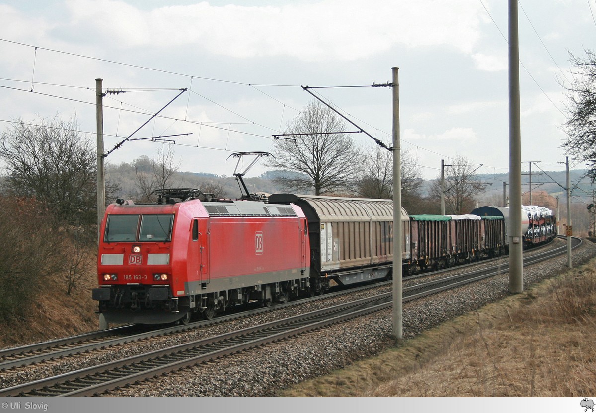 Mit einem gemischten Güterzug ist 185 163-3 am 12. März 2015 auf der KBS 805 kurz hinter Neustadt an der Aisch unterwegs.