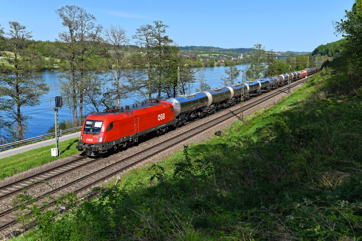 Mit einem gemischten Güterzug, der allerdings primär aus Kesselwagen bestand, war am 10. Mai 2021 der ÖBB-Taurus 1116.146 nach Nürnberg Rangierbahnhof unterwegs. Bei Seestetten an der Donau fuhr mir die fotogene Leistung vor die Linse. 
