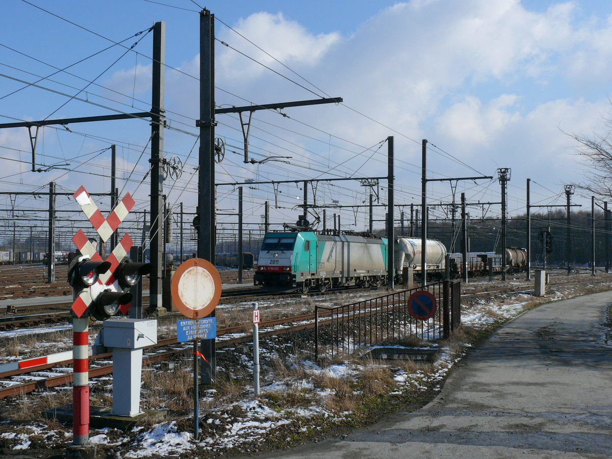 Mit einem gemischten Güterzug am Haken verlässt Cobra-Lok 2811 (186 203) die Abstellgruppe im Bahnhof Montzen in Richtung Visé. Die Aufnahme entstand am 06/03/2010.