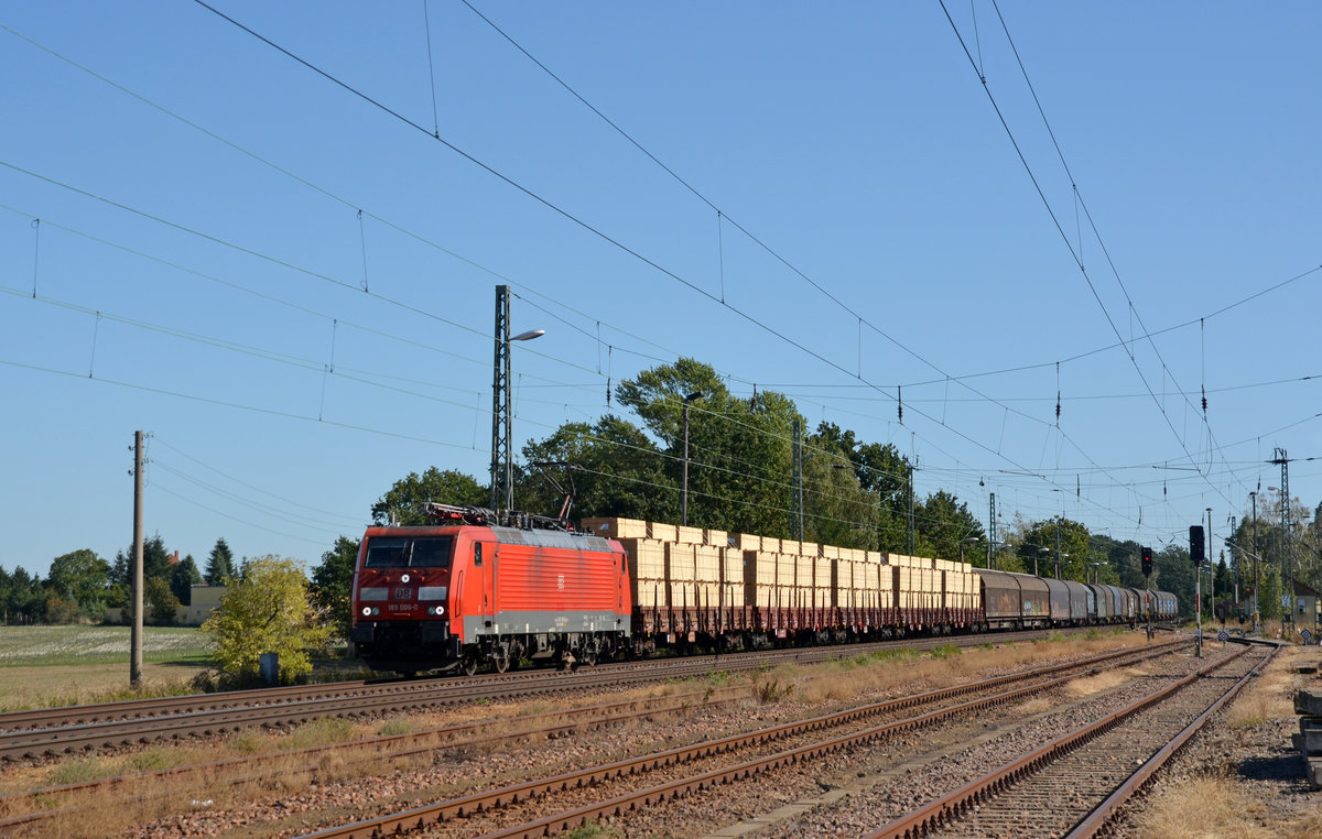 Mit einem gemischten Güterzug am Haken rollt 189 006 am 22.09.19 durch Weissig Richtung Röderau.