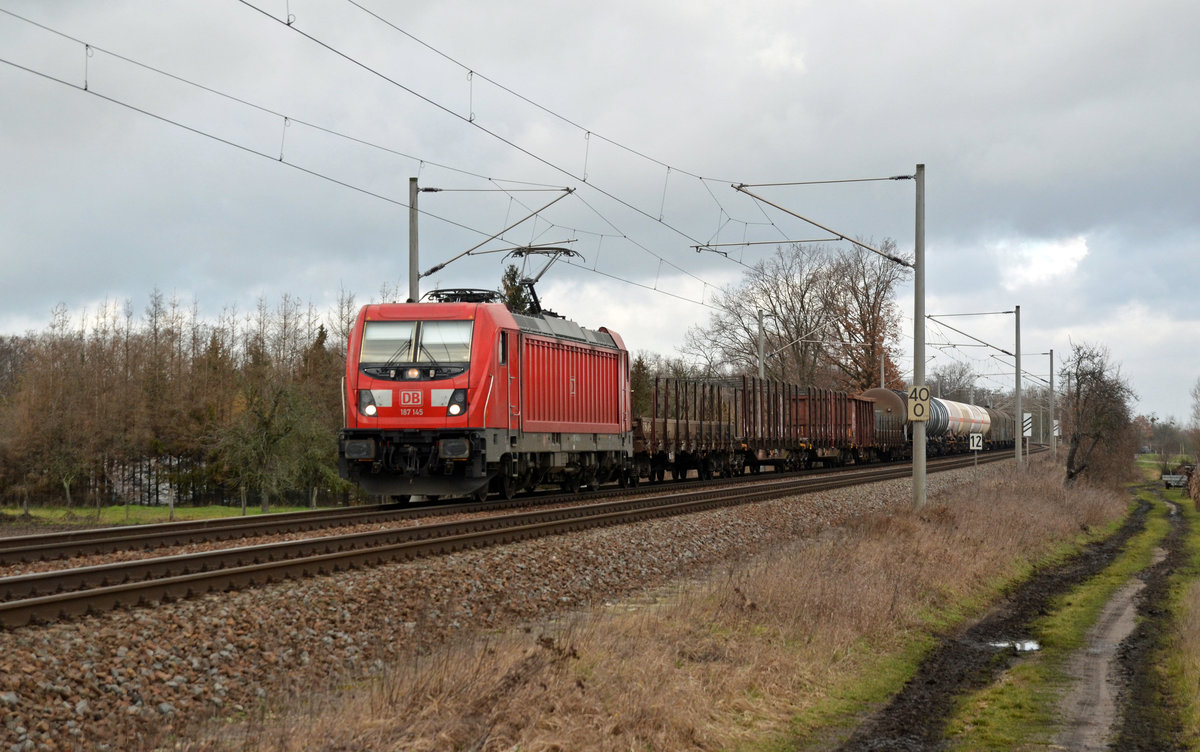 Mit einem gemischten Güterzug am Haken rollte 187 145 am 04.02.20 durch Jeßnitz Richtung Bitterfeld.