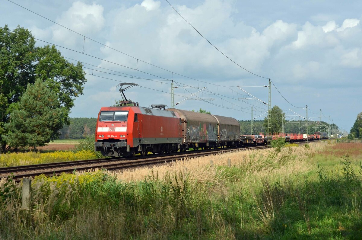 Mit einem gemischten Güterzug am Haken rollt 152 124am 12.09.21 durch Radis Richtung Bitterfeld.