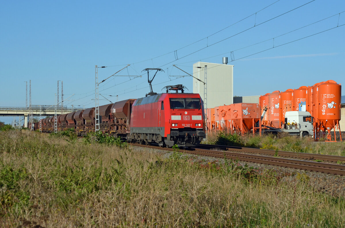 Mit einem gemischten Güterzug am Haken rollt 152 149 am 06.10.22 durch Delitzsch Richtung Eilenburg.