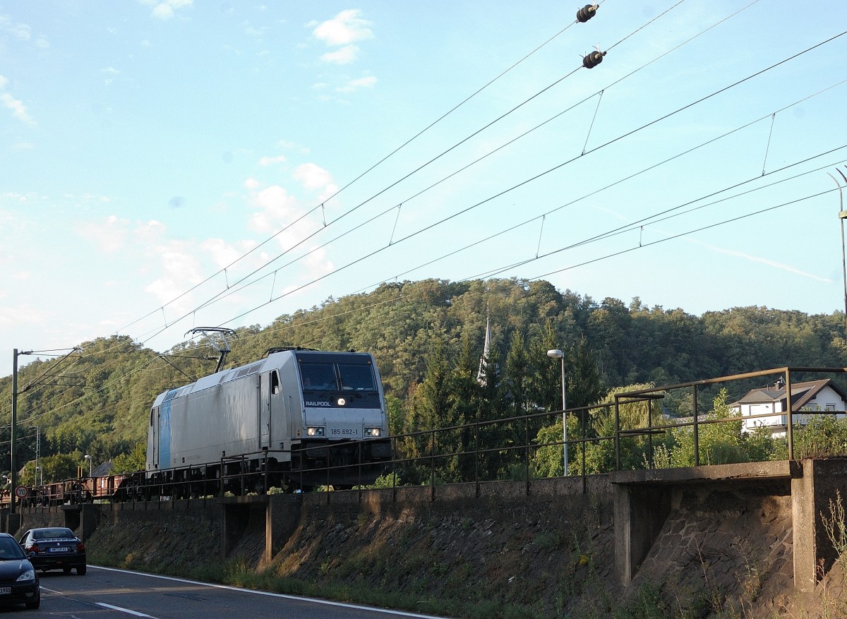 Mit einem gemischten Gterzug am Hacken kommt am Freitagnachmittag die RAILPOOL 185 692-1 bei Leubsdorf ber die rechte Rheinstrecke in Richtung Neuwied gefahren...6.9.2013