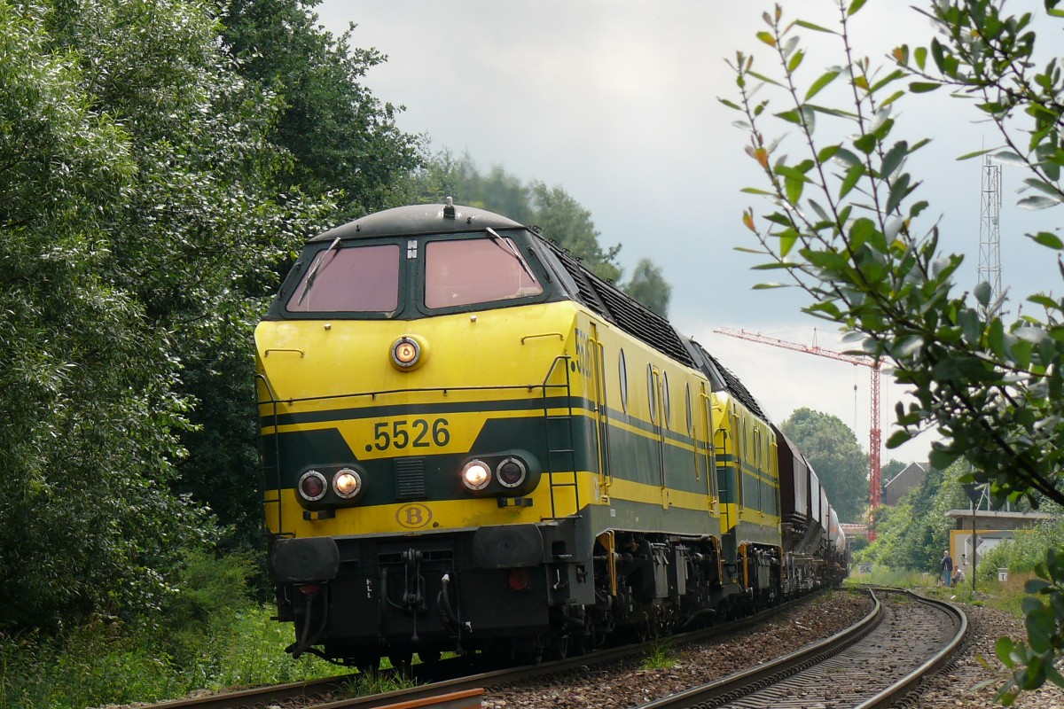 Mit einem gemischten Güterzug am Haken nähern sich, von Montzen kommend, HLD 5526 und 5537 dem Gemmenicher Tunnel. Aufnahme vom 28/06/2008.