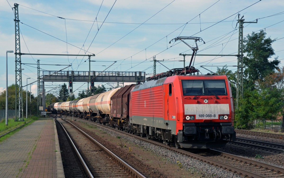 Mit einem gemischten Güterzug am Haken rollte die hollandtaugliche 189 088 am 14.10.14 durch Niederndodeleben Richtung Magdeburg.