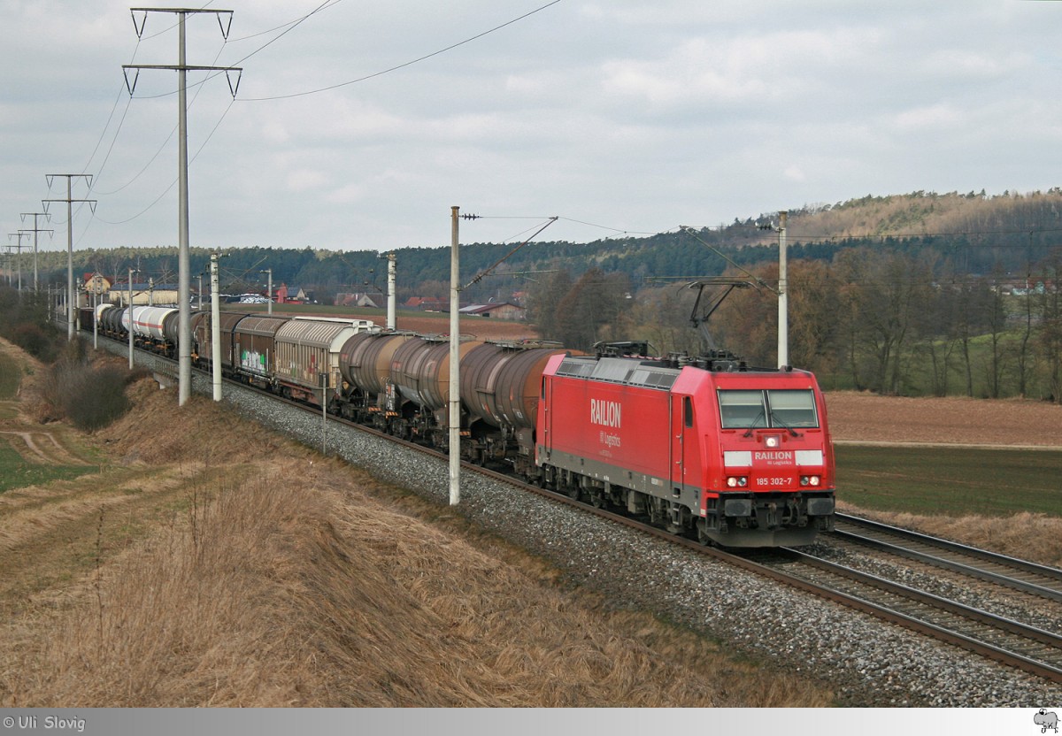 Mit einem gemischten Güterzug ist am 12. März 2015 185 302-7 bei Neustadt an der Aisch unterwegs.