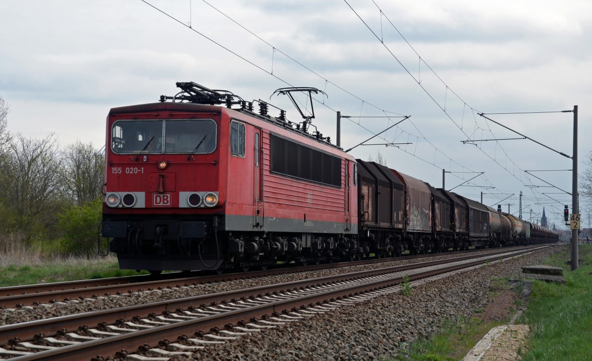 Mit einem gemischten Güterzug am Haken rollte 155 020 am 16.04.15 durch Greppin Richtung Dessau.