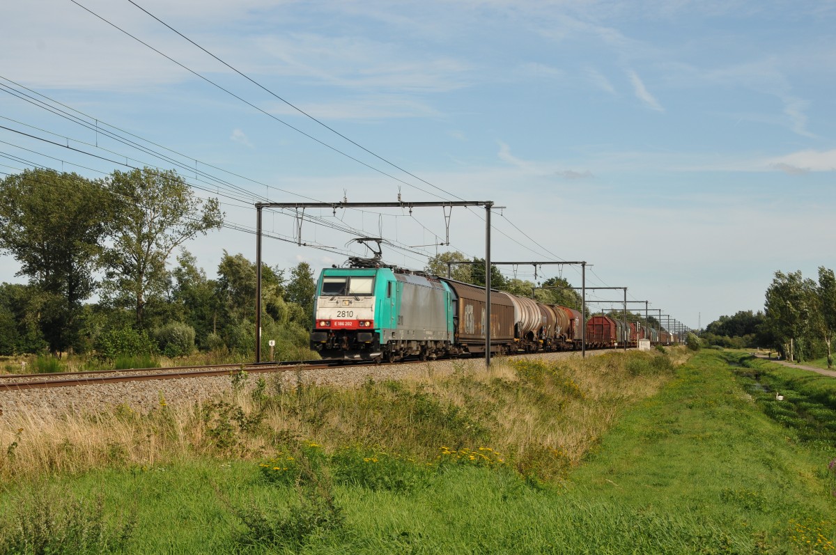 Mit einem gemischten Güterzug am Haken rollt Cobra-Lok 2810 (186 202) auf der Linie 35 Richtung Diest. Aufgenommen am 26/08/2015 bei Schulen.