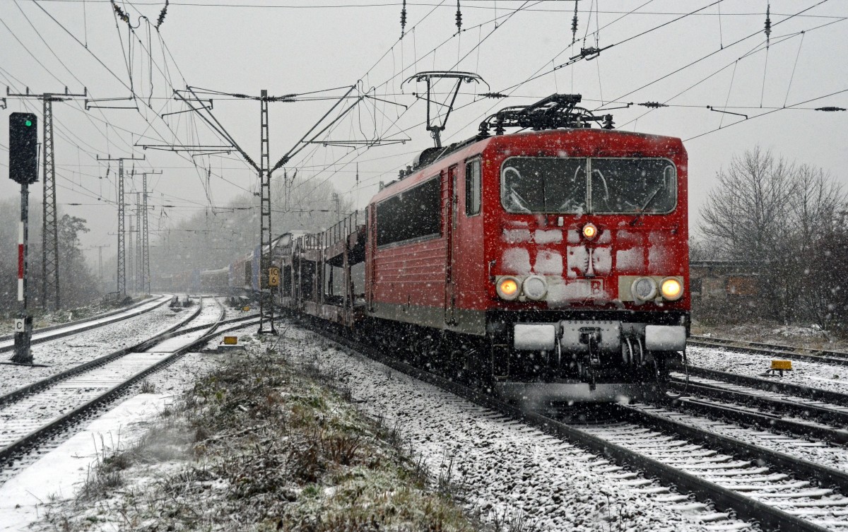 Mit einem gemischten Güterzug am Haken passierte 155 251 am 28.11.15 den Haltepunkt Leipzig-Thekla. In Kürze wird sie ihr Ziel, den Engelsdorfer Rangierbahnhof, erreicht haben.