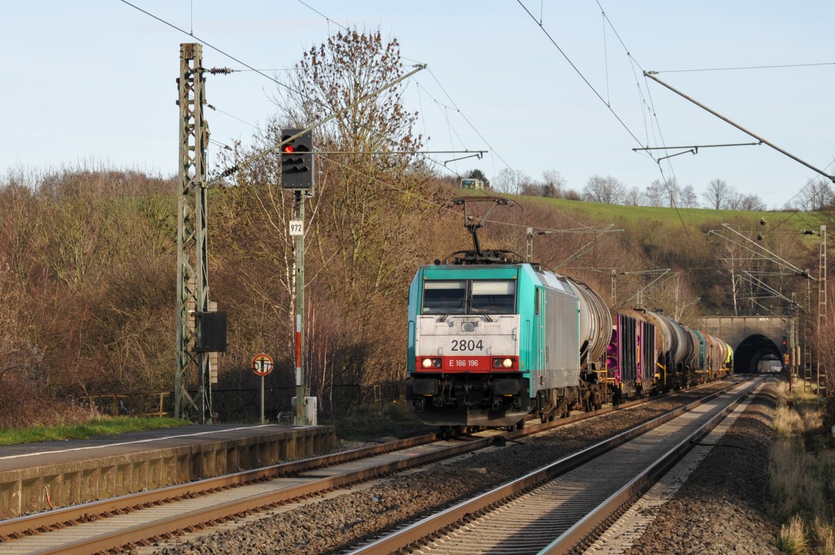 Mit einem gemischten Güterzug am Haken fährt Cobra-Lok 2804 (186 196) nach Aachen-West. Die Aufnahme entstand am 19/12/2015 in Eilendorf.