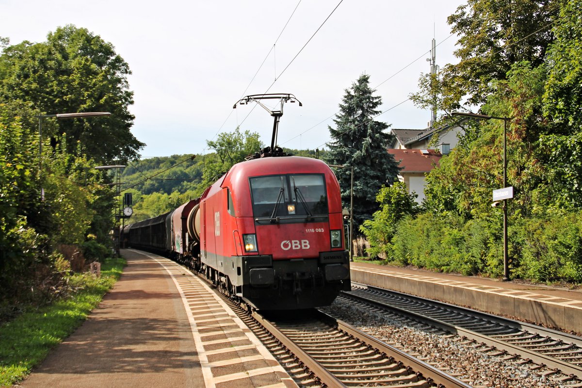 Mit einem gemischten Güterzug aus Nürnberg Rbf, fuhr am 27.08.2015 die 1116 083 durch den Haltepunkt von Etterzhausen in Richtung Regensburg.