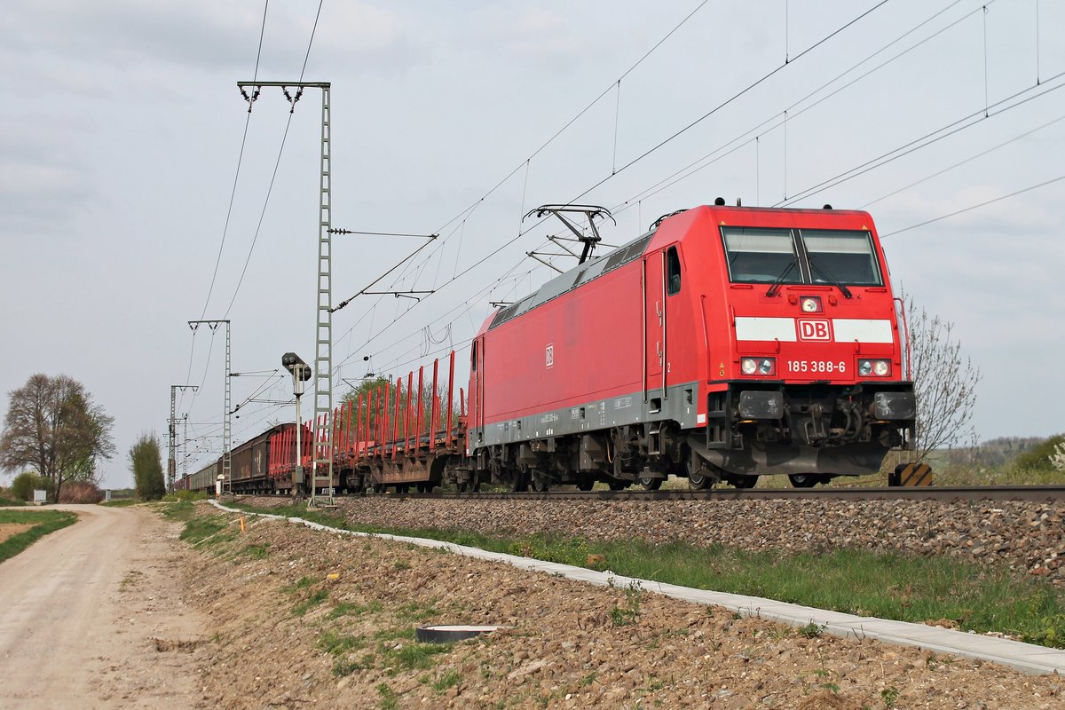 Mit einem gemischten Güterzug aus Mannheim Rbf fuhr am 05.04.2017 die 185 388-6 nördlich von Müllheim (Baden) über die KBS 703 durchs Markgräflerland in Richtung Schweizer Grenze.