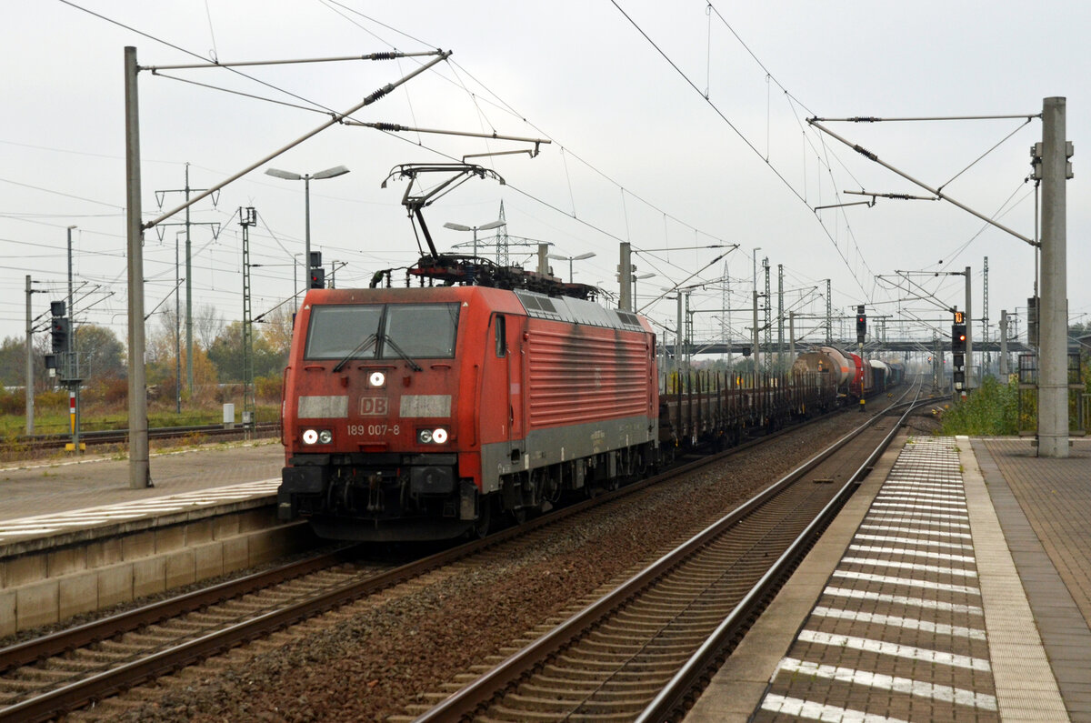 Mit einem gemischten Güterzug aus Tschechien rollt 189 007 am 13.11.22 durch Bitterfeld Richtung Halle(S).