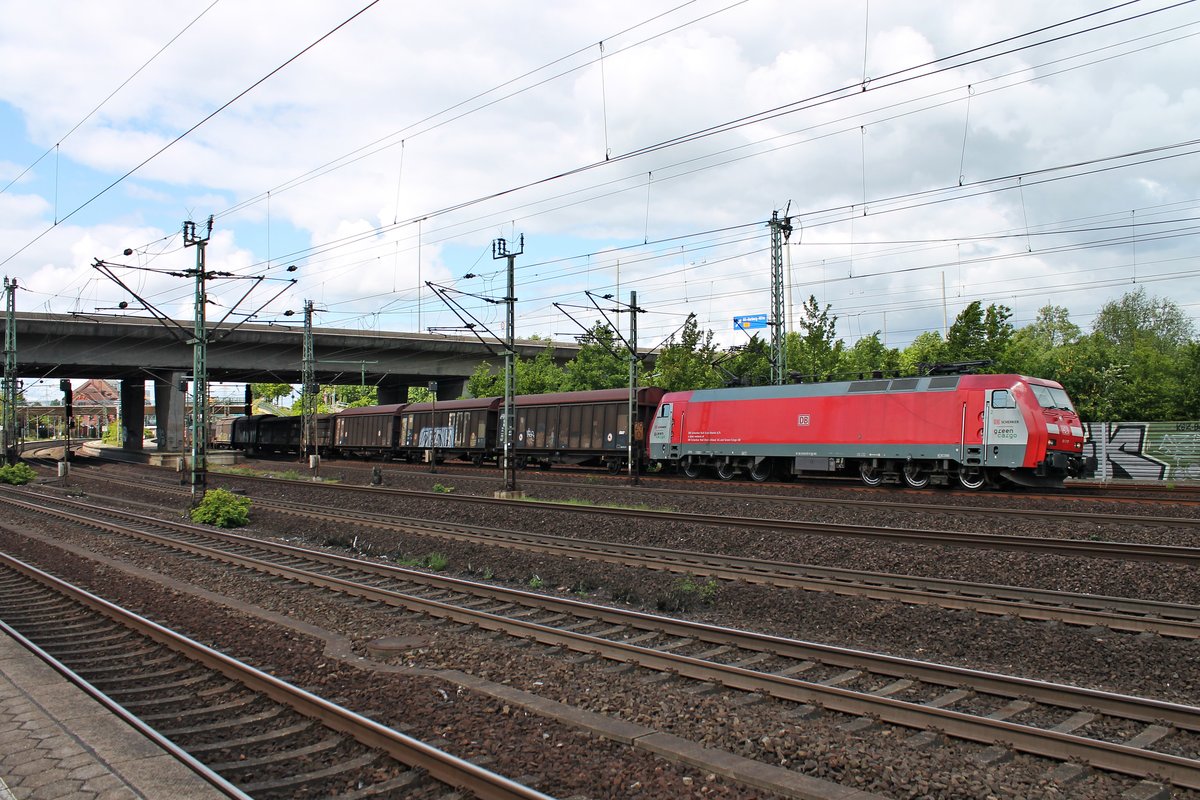 Mit einem gemischten Güterzug aus Malmö (S) fuhr am 26.05.2015 die EG 3107 durch dem Harburger Bahnhof gen Maschen.