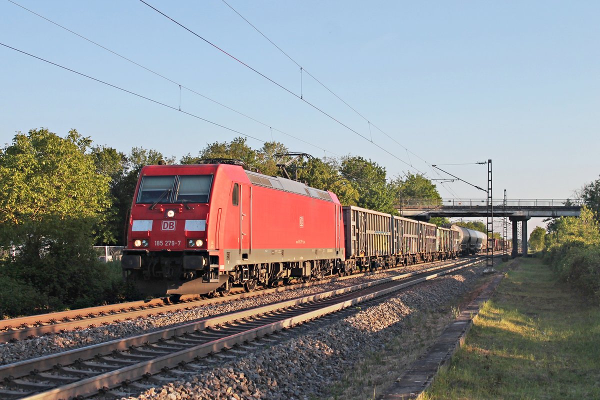 Mit einem gemischten Güterzug (Basel Bad RB - Mannheim Rbf) fuhr am Aben des 23.05.2019 die 185 279-7 südlich vom Haltepunkt Buggingen über die KBS 703 durchs Rheintal in Richtung Freiburg (Breisgau).