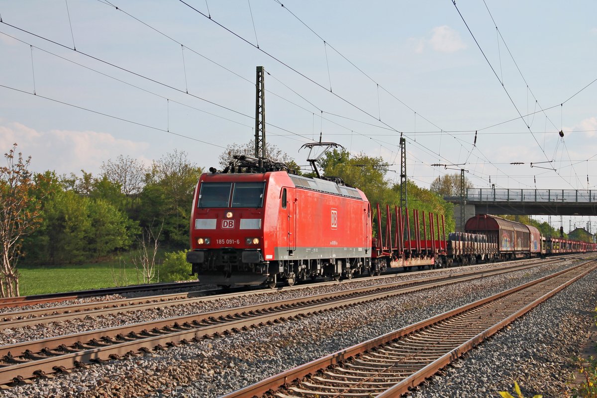 Mit einem gemischten Güterzug (Chiasso - Mannheim Rbf) fuhr am 04.05.2016 die 185 091-6 durch die Müllheimer Gleisanlagen in Richtung Freiburg (Breisgau).