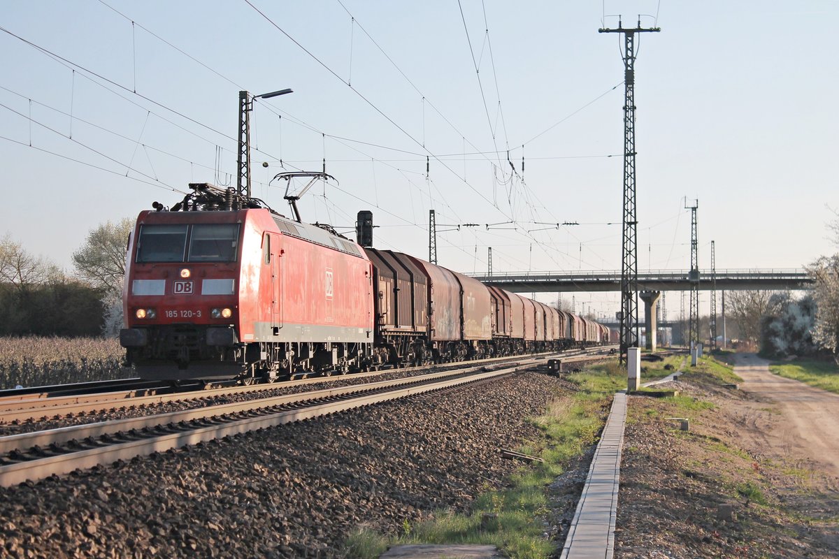 Mit einem gemischten Güterzug (Chiasso - Mannheim Rbf) fuhr am 27.03.2017 die 185 120-3 nördlich von Müllheim (Baden) durchs Markgräflerland in Richtung Freiburg (Breisgau).
