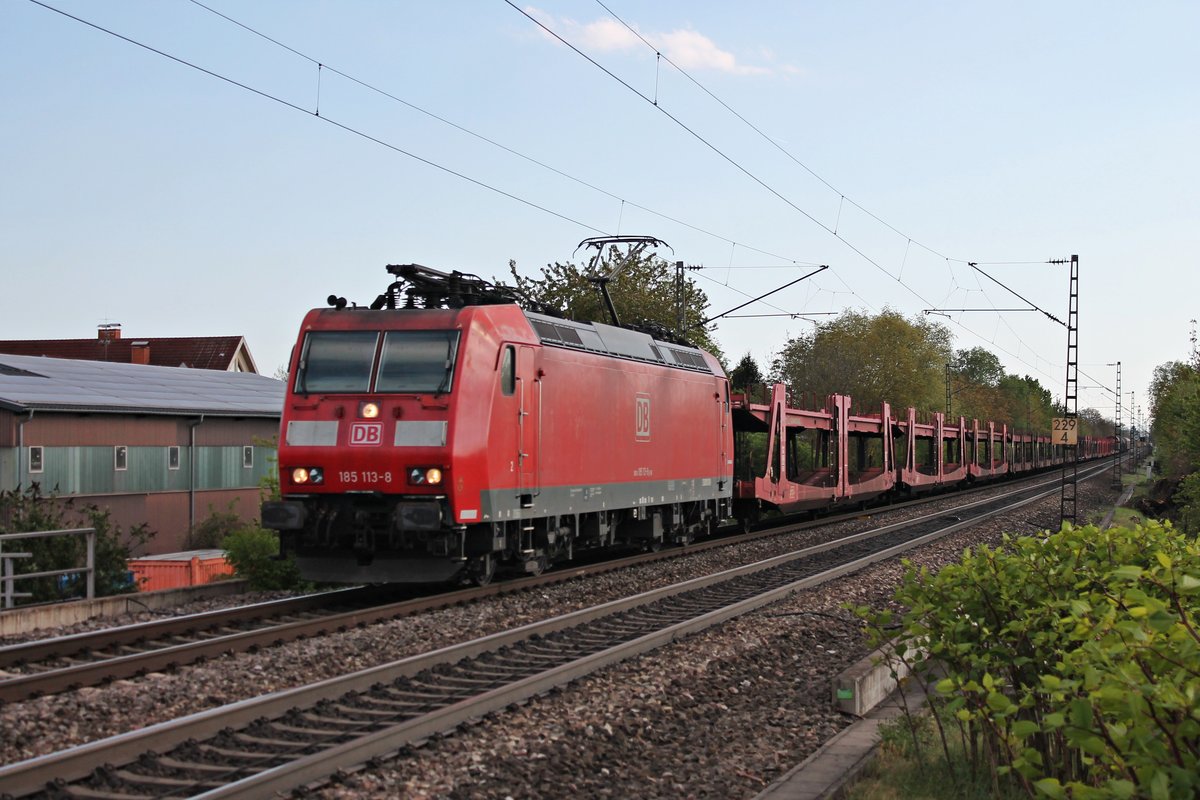 Mit einem gemischten Güterzug (Chiasso Smistamento - Mannheim Rbf) fuhr am Nachmittag des 13.04.2017 die 185 113-8 südlich von Heitersheim über die KBS 703 in Richtung Zielbahnhof.