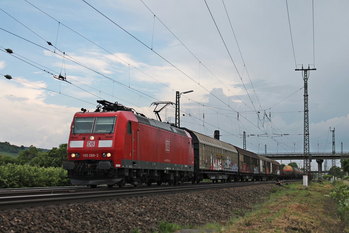 Mit einem gemischten Güterzug (Chiasso Smistamento - Mannheim Rbf) fuhr am Nachmittag des 22.05.2018 die 185 088-2 durch die Überholgleise von Müllheim (Baden) fuhr in Richtung Norden.