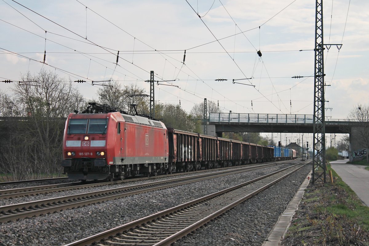 Mit einem gemischten Güterzug (Chiasso Smistamento - Mannheim Rbf) fuhr am Nachmittag des 02.04.2019 die 185 127-8 durch die Überholgleise von Müllheim (Baden) über die KBS 703 in Richtung Freiburg (Breisgau).