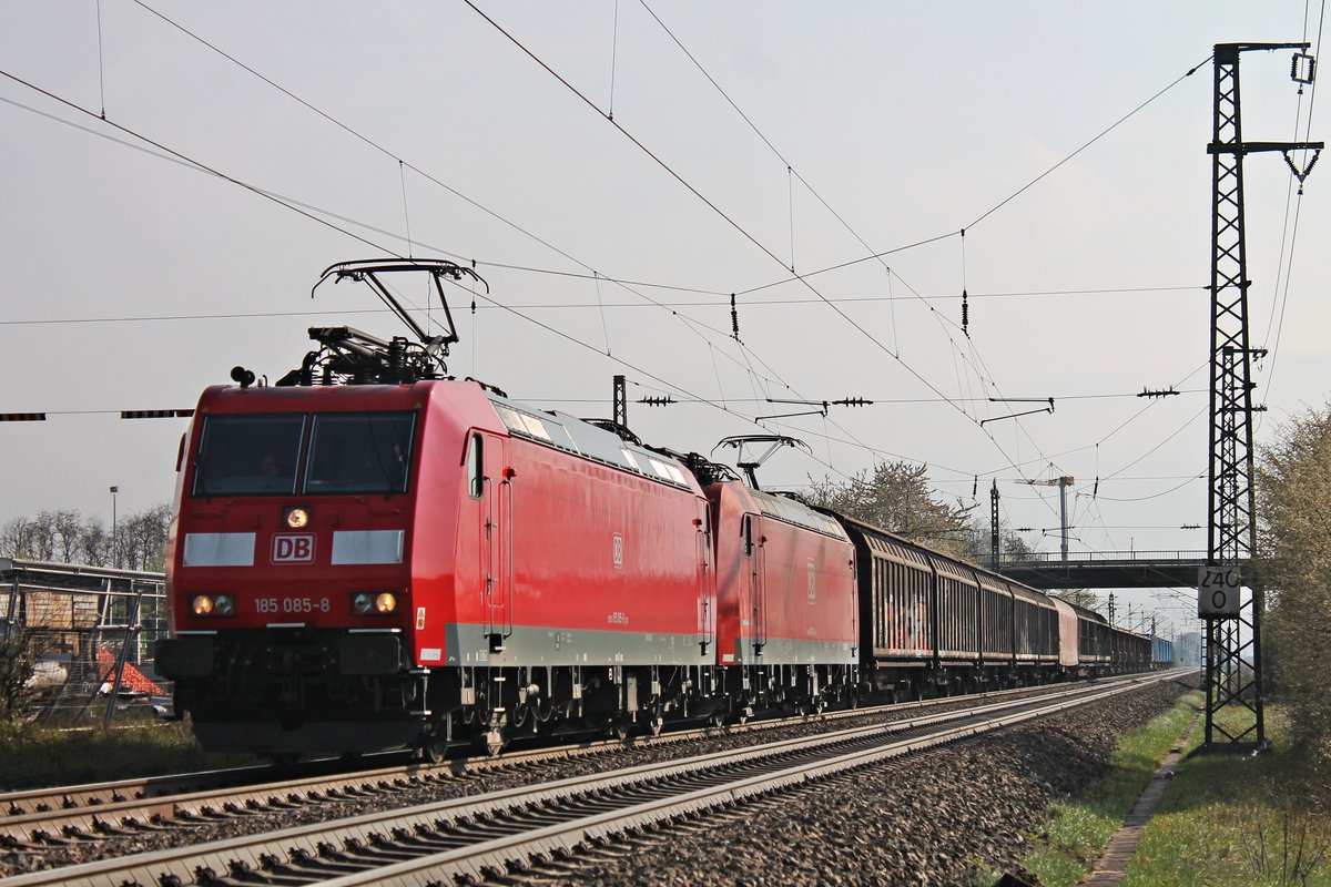Mit einem gemischten Güterzug (Chiasso Smistamento - Mannheim Rbf) fuhr am Nachmittag des 11.04.2019 die 185 085-8 zusammen mit 185 140-1 südlich vom Haltepunkt Auggen über die KBS 703 durchs Markgräflerland in Richtung Müllheim (Baden).