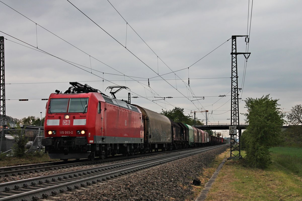 Mit einem gemischten Güterzug (Chiasso Smistamento - Mannheim Rbf) fuhr am Nachmittag des 16.05.2019 die 185 093-2 südlich vom Haltepunkt Auggen über die Rheintalbahn in Richtung Müllheim (Baden).