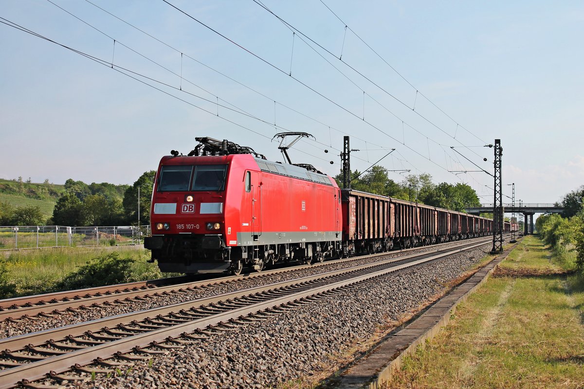 Mit einem gemischten Güterzug (Chiasso Smistamento - Mannheim Rbf), welcher hauptsächlich leere  Tonerde -Wagen mitführte, fuhr am Nachmittag des 24.05.2019 die 185 107-0 südlich vom Haltepunkt Buggingen über die RHeintalbahn in Richtung Freiburg (Breisgau).