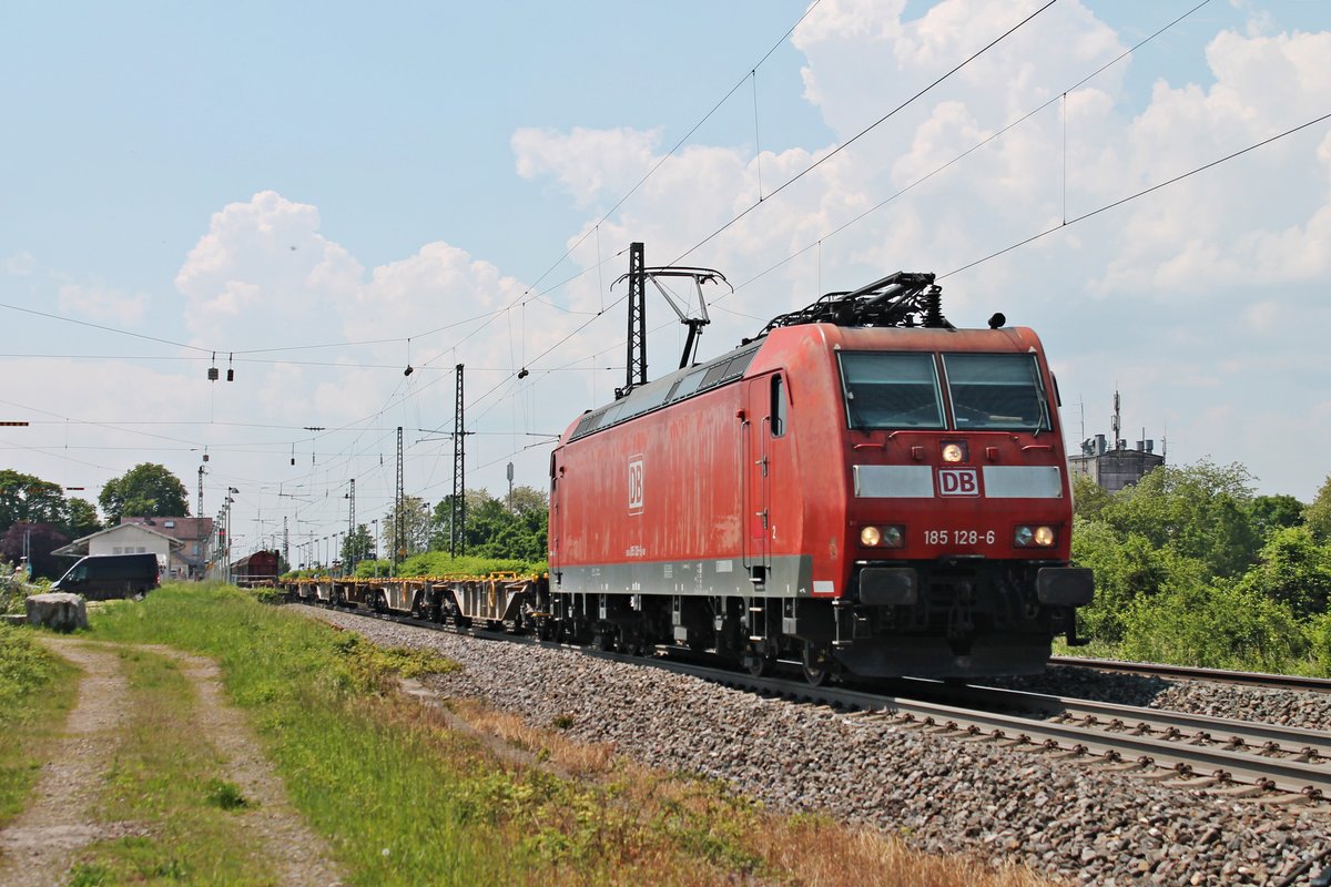 Mit einem gemischten Güterzug (Chiasso Smistamento - Mannheim Rbf) fuhr am Vormittag des 25.05.2019 die 185 128-6 durch den Bahnhof von Heitersheim im Markgräflerland in Richtung Freiburg (Breisgau).