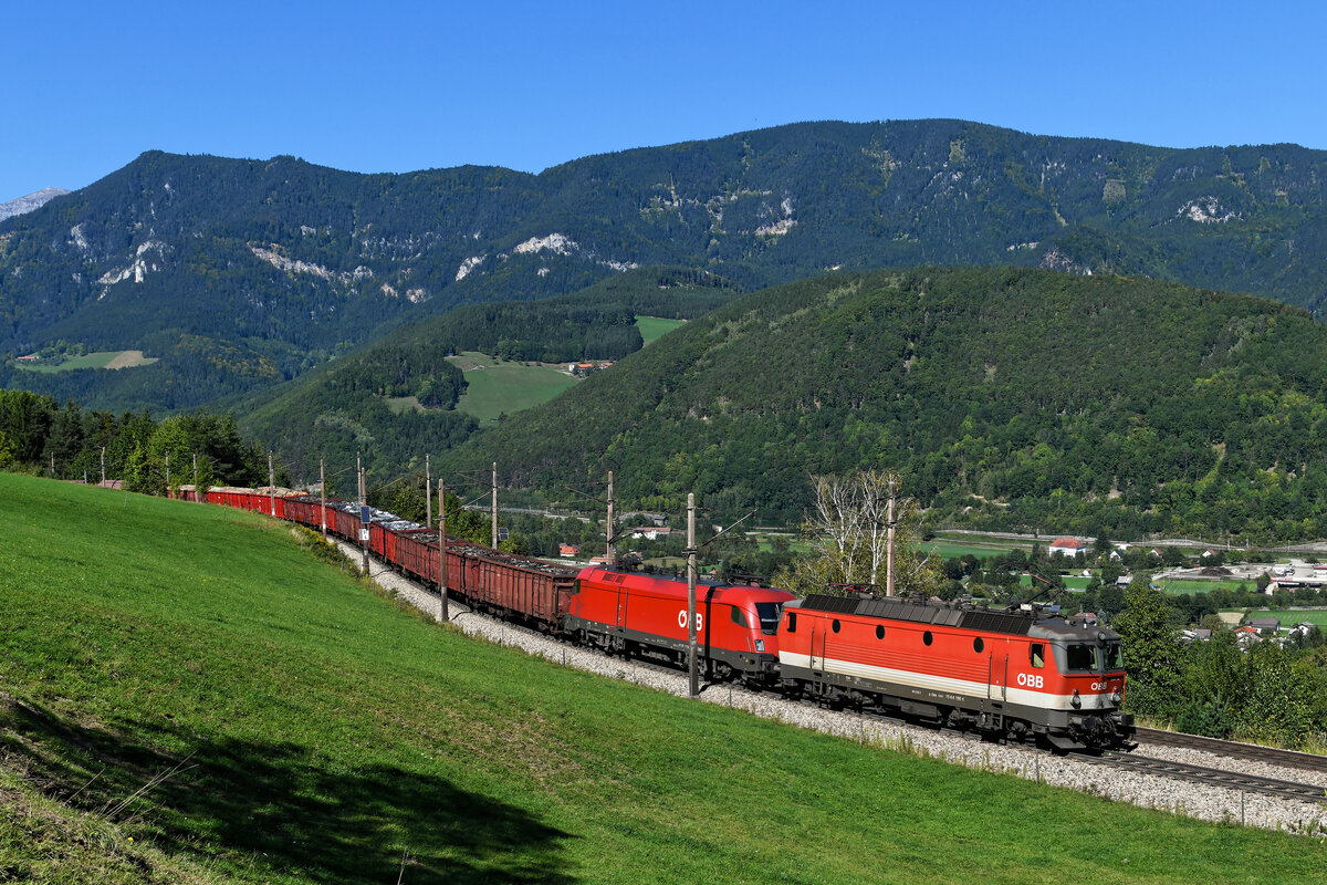 Mit einem gemischten Güterzug erklommen am 25. September 2021 die 1144.116 und eine unerkannt gebliebene 1116 die Steigung zum Semmering Pass. Bei Eichberg konnte ich das Tandem aufnehmen. 