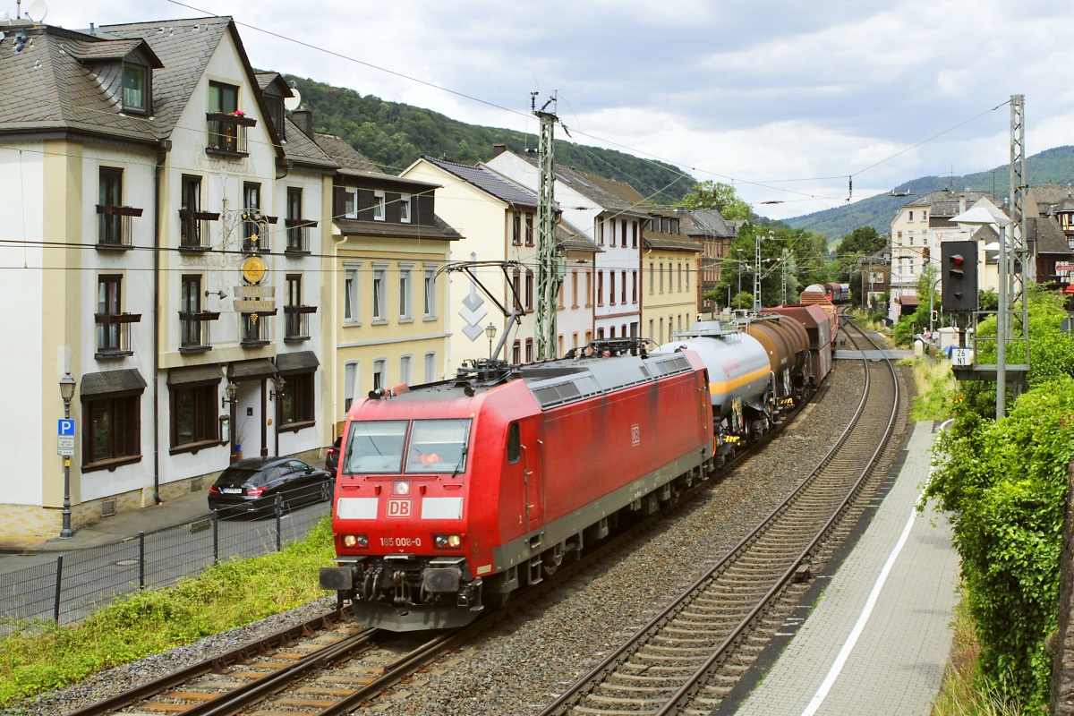 Mit einem gemischten Güterzug fährt 185 008-5  am 27.06.2023 durch Assmannshausen in Richtung Süden