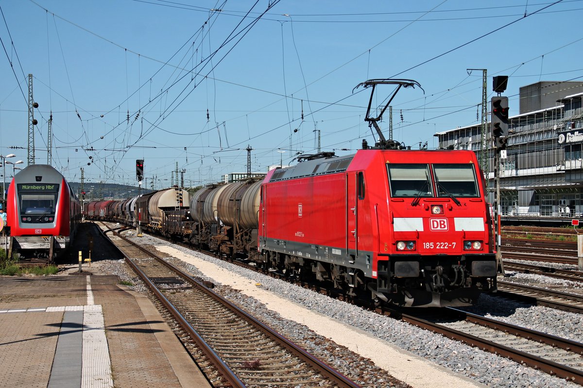 Mit einem gemischten Güterzug fuhr am 26.08.2015 die 185 222-7 über Gleis 7 durch Regensburg Hbf gen Süden.