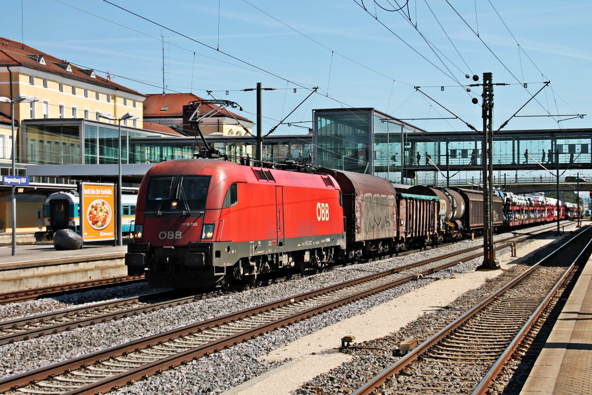 Mit einem gemischten Güterzug fuhr am 26.08.2015 die 1116 253 über Gleis 6 durch Regensburg Hbf in Richtung Norden.