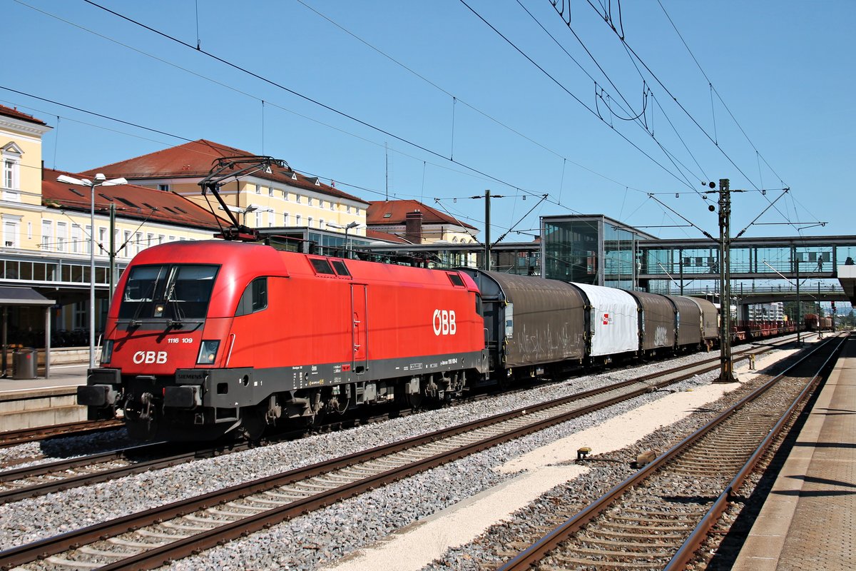 Mit einem gemischten Güterzug fuhr am 26.08.2015 die 1116 109 durch den Hauptbahnhof von Regensburg über Gleis 6 in Richtung Regensburg Prüfening.