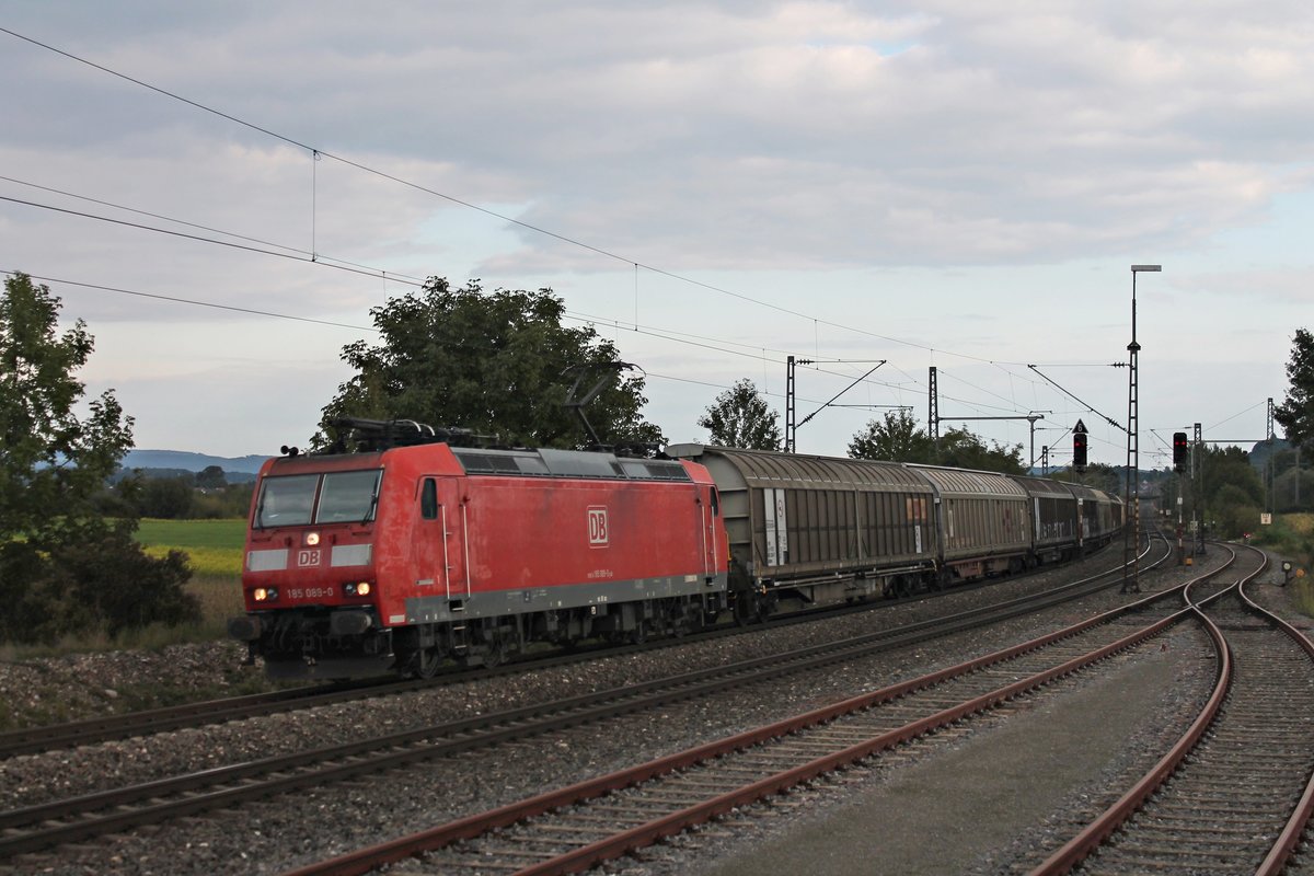 Mit einem gemischten Güterzug fuhr am dunklen Nachmittag des 20.09.2017 die 185 089-0 als Rastatt-Umleiter durch Welschingen-Neuhausen in Richtung Norden.