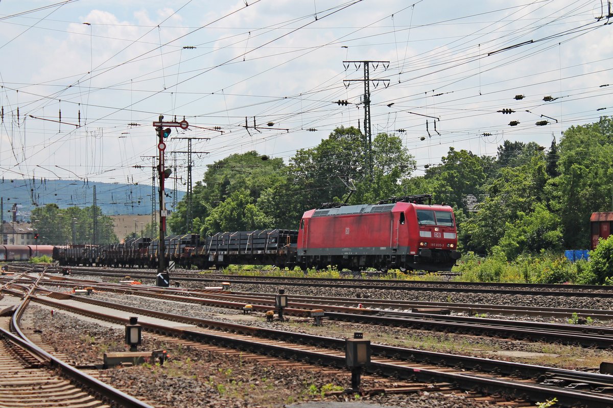 Mit einem gemischten Güterzug fuhr am Mittag des 22.06.2019 die 185 035-3 am Rangierbahnhof und DB Museum in Koblenz Lützel vorbei in Richtung Rechter Rheinseite.
