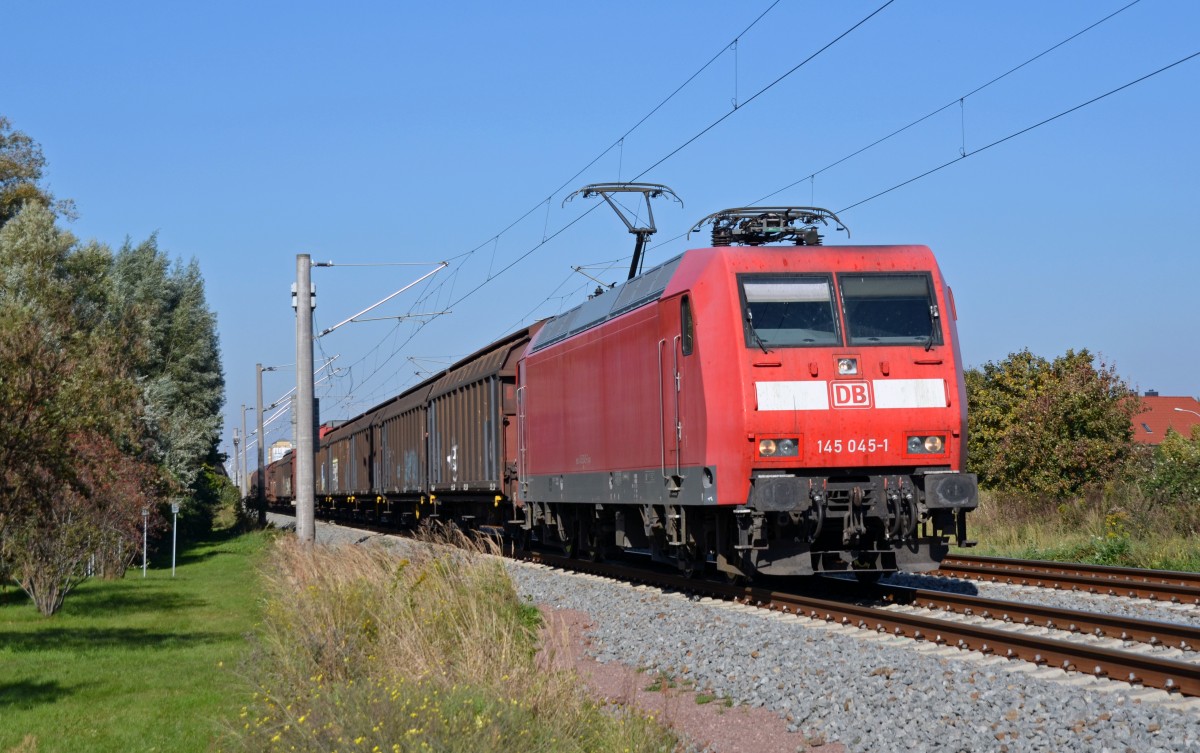 Mit einem gemischten Gterzug fuhr 145 045 am 03.10.13 durch Greppin Richtung Bitterfeld.