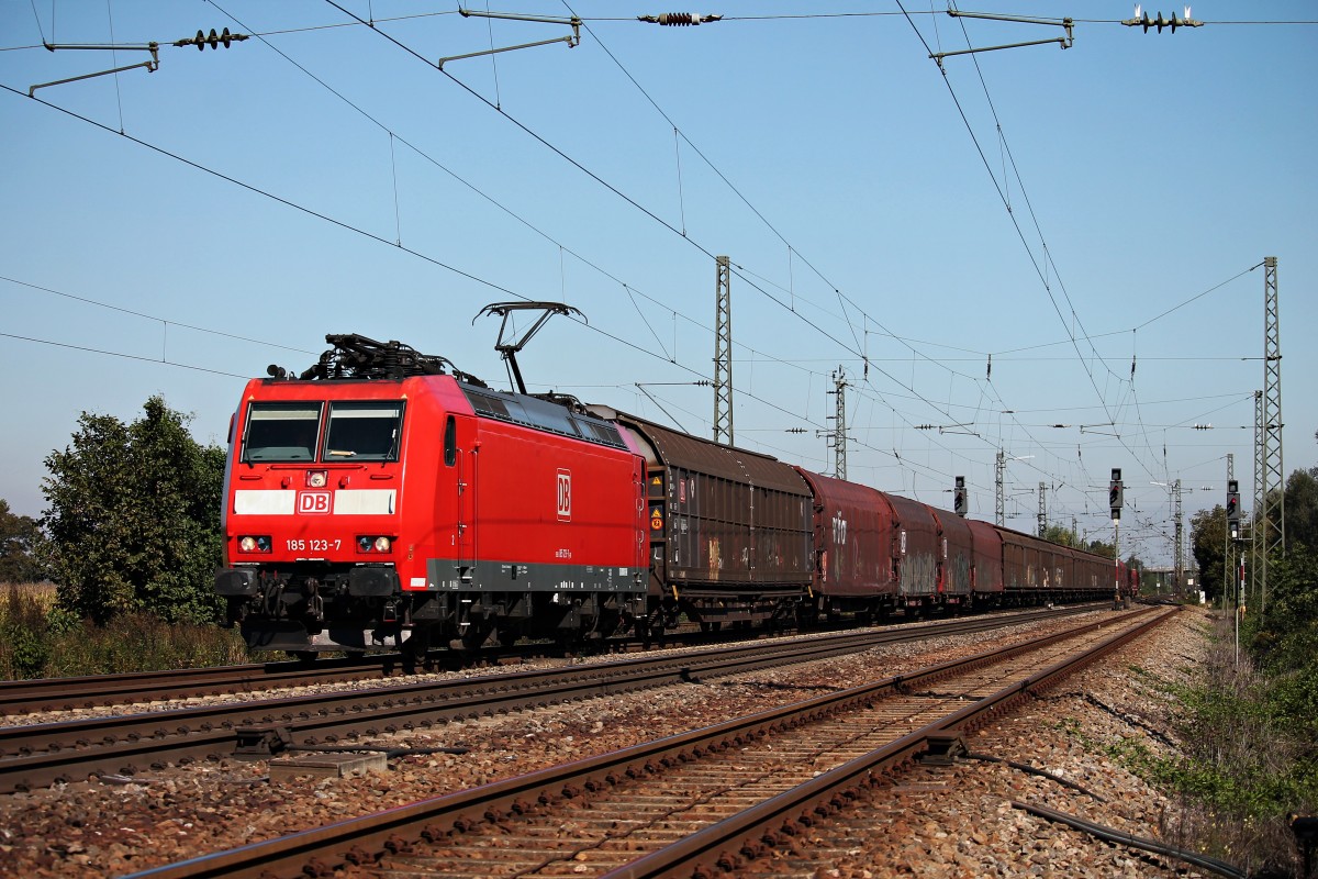 Mit einem gemischten Güterzug fuhr am 27.09.2014 die 185 123-7 durch Orschweier gen Freiburg.