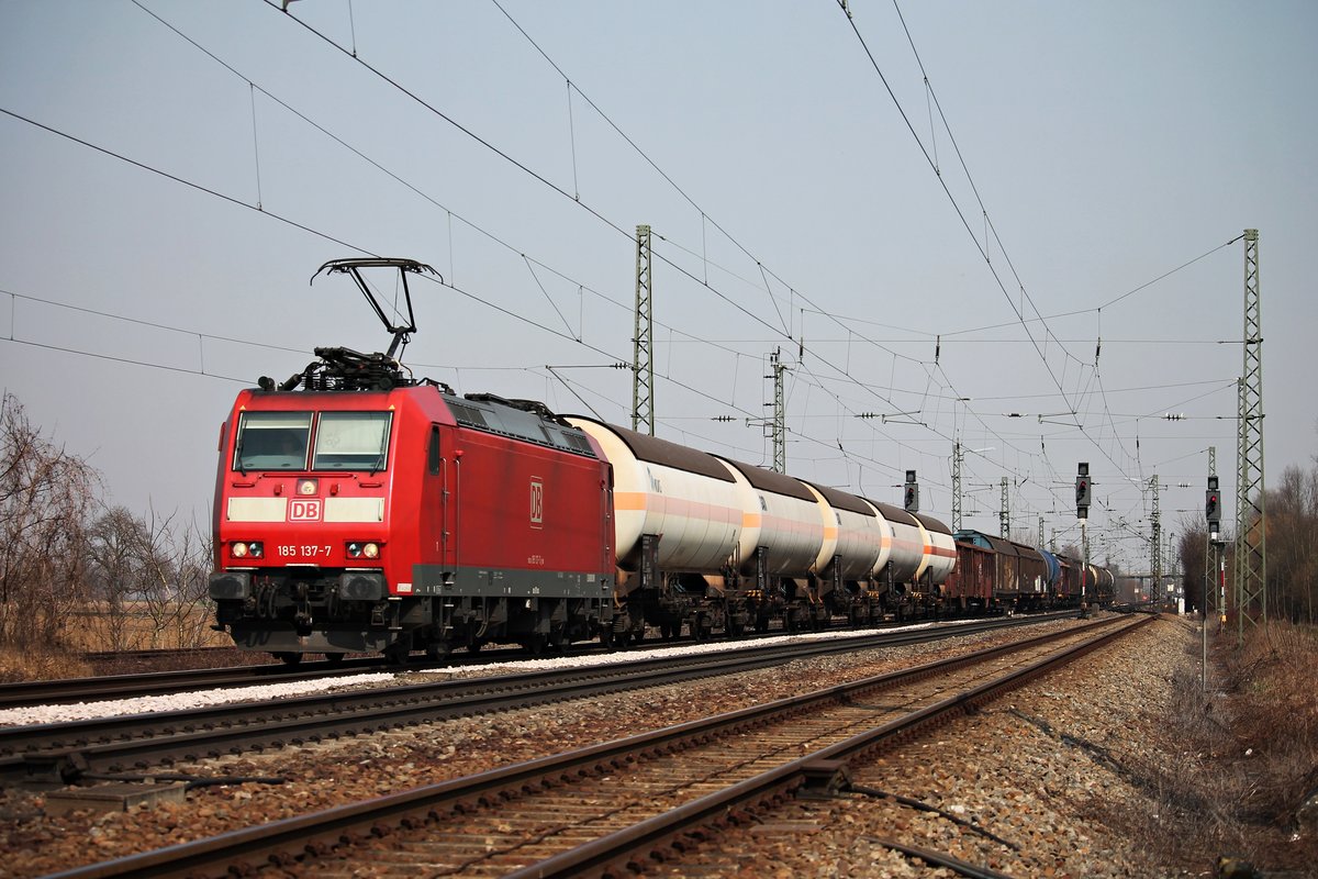Mit einem gemischten Güterzug fuhr am 18.03.2015 die Mannheimer 185 137-7 durch Orschweier gen Süden.