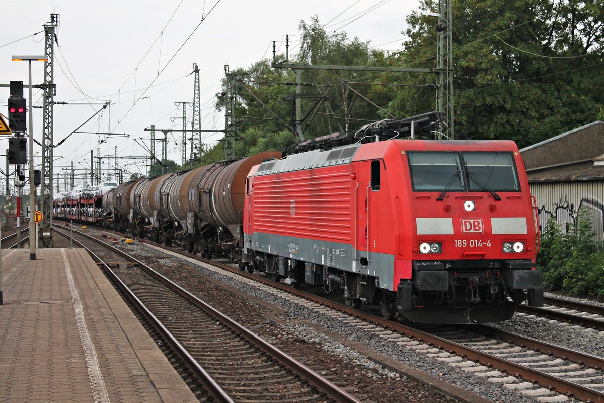 Mit einem gemischten Güterzug in den Hamburger Hafen fuhr am Abend des 18.07.2019 die 189 014-4 aus Richtugn Rangierbahnhof Maschen kommend durch den Bahnhof von Hamburg Harburg.