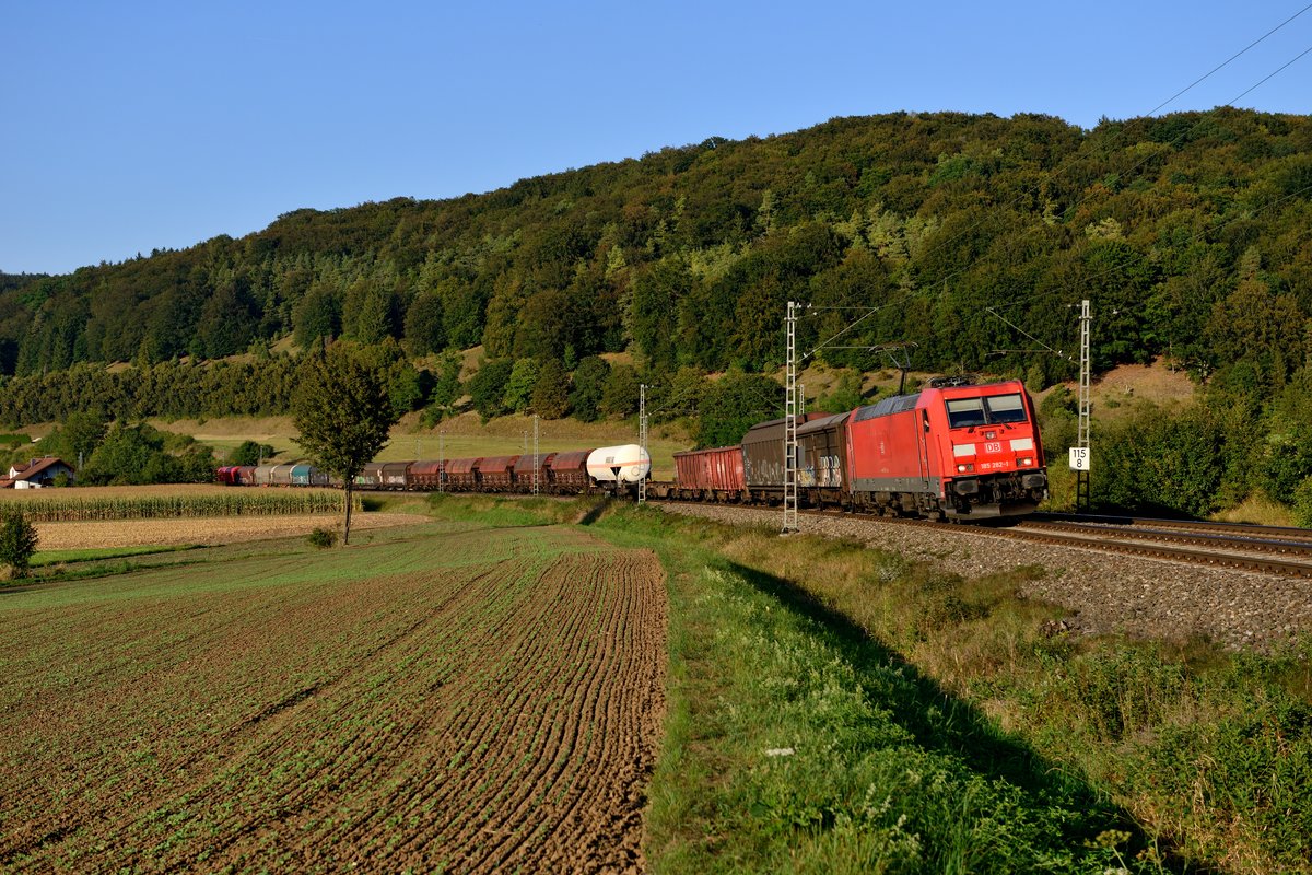 Mit einem gemischten Güterzug konnte am 12. September 2016 die 185 282 bei Breitenfurt fotografiert werden. Grüße zurück an den Lokführer!