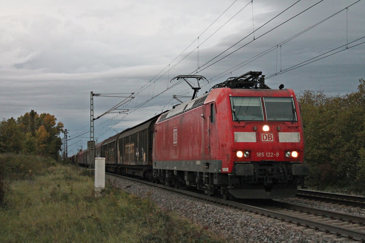 Mit einem gemischten Güterzug (Mannehim Rbf - Chiasso Smistamento) fuhr am 05.10.2017 die 185 122-9 südlich von Buggingen in Richtung Schweiz.